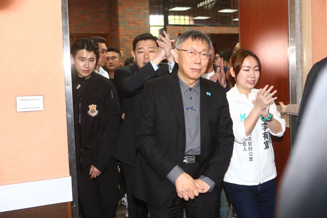 民眾党总统参选人柯文哲（中）26日出席眾青开讲活动，与青年朋友交流。（邓博仁摄）