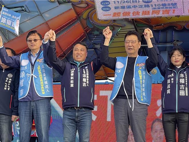 国民党副总统参选人赵少康赴桃园新屋站台造势，说蓝白不能合靠自己拚也会赢。（吕筱蝉摄）