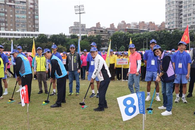 新北市副市长陈纯敬和社会局长李美珍等人一起为「我爱地面高尔夫」开球。（新北市社会局提供）
