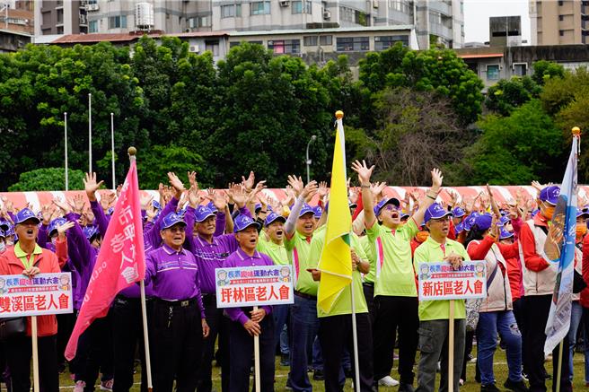 新北市爱笑瑜伽协会带动全场「爱笑力」，纾压兼增强肺活量。（新北市社会局提供）