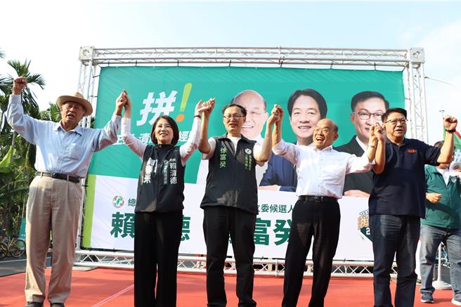民进党籍屏东第二选区（屏南）立委参选人徐富癸26日在万峦、竹田乡以「歷任县长挺徐富癸」为名举办造势，除了苏嘉全外，苏贞昌、曹启鸿、潘孟安、周春米全部到场力挺。（谢佳潾摄）