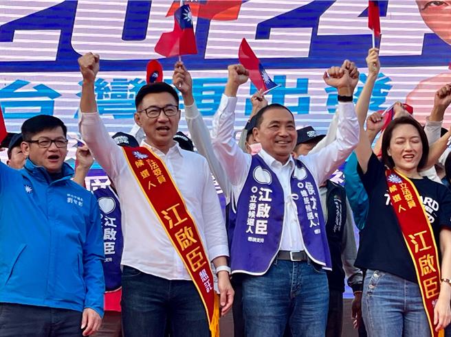 国民党台中八选区立委江启臣拚连任，26日成立竞选总部，国民党总统参选人侯友宜站台，力讚江启臣是国防外交人才。（张亦惠摄）