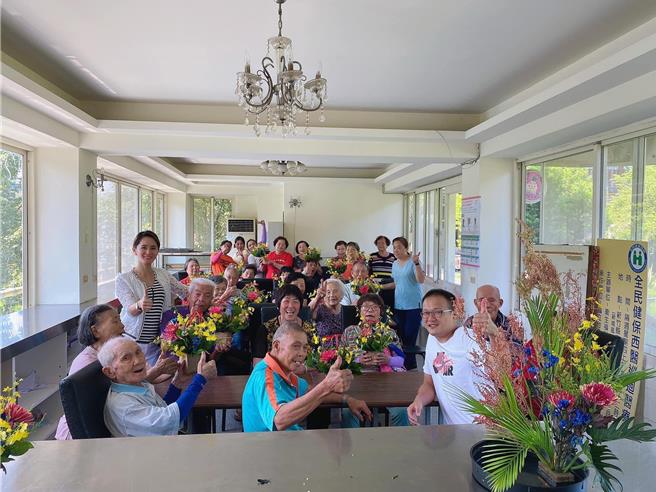 宝山乡新城社区照顾关怀据点执行长王翎凤（左侧立者），近日获得卫福部颁发金点英雄个人奖，表彰她对社区照顾关怀据点工作贡献卓着。（新竹县府提供／邱立雅竹县传真）