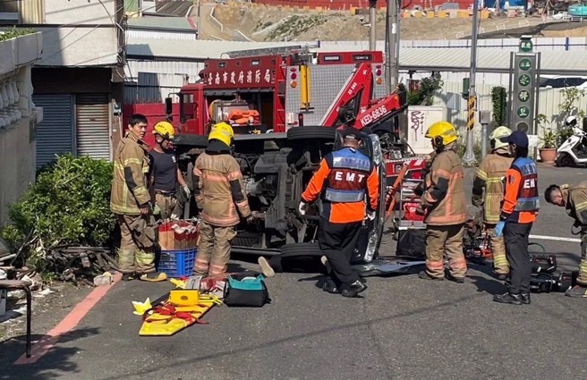 妇人企图阻止滑动车辆，反遭车辆翻覆压住，妇人救出后送医不治。（翻摄画面）