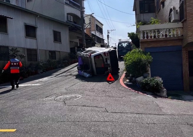 妇人企图阻止滑动车辆，反遭车辆翻覆压住，妇人救出后送医不治。（翻摄画面）