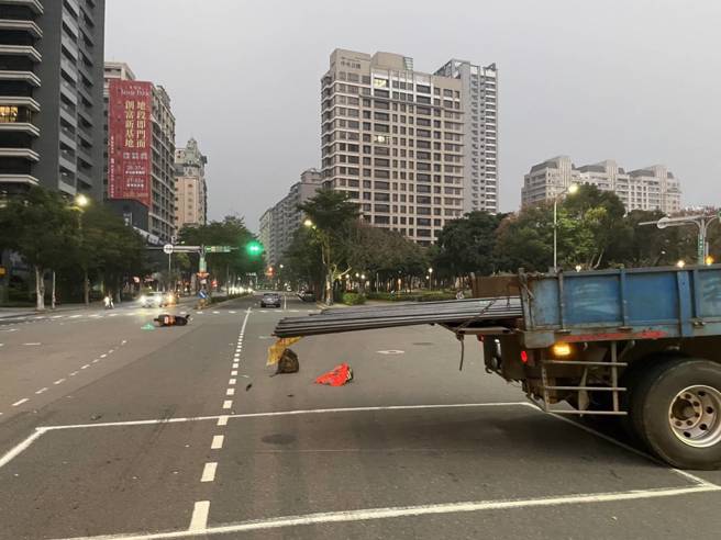 惊悚画面曝！货车载运钢筋条「超出车斗」，骑士猛撞伤重不治。(叶庭欣/翻摄)