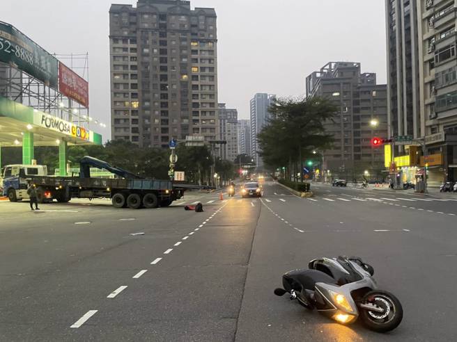 惊悚画面曝！货车载运钢筋条「超出车斗」，骑士猛撞伤重不治。(叶庭欣/翻摄)