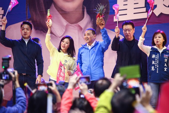 国民党总统参选人侯友宜（右三）、副总统参选人赵少康（右二）、台北市长蒋万安（左一）26日出席李彦秀（左二）竞选总部成立大会，希望国民党国会过半，下架民进党。（邓博仁摄）