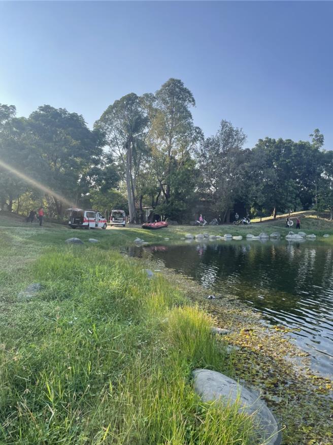 高雄1名81岁陈姓男子于卫武营瞭望台后方的人工湖落水。（警方提供／杨舒婷高雄传真）