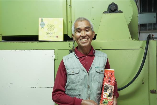 坪林茶农郑冬泉睽违30年再得特等奖。（新北市农业局提供）