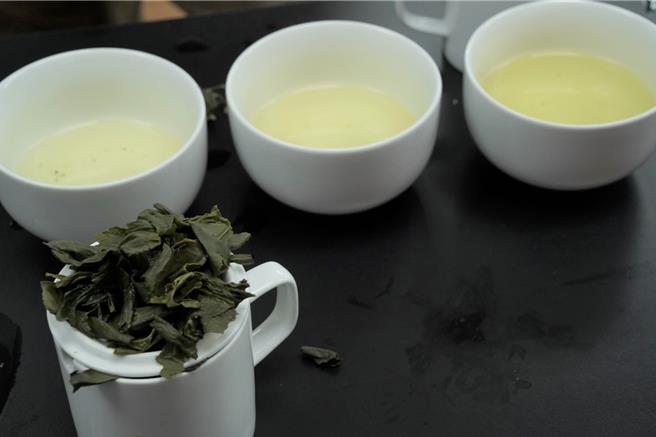 特等茶汤澄清透亮，蜜绿显黄，风味乾净平衡，充满兰花的清香。（新北市农业局提供）