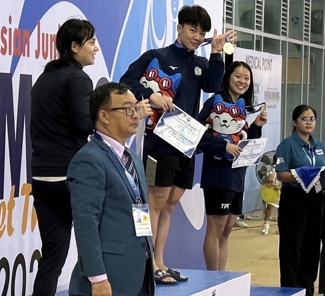 何品莉选手及黄渼茜选手上颁奖台。(戴志扬翻摄)