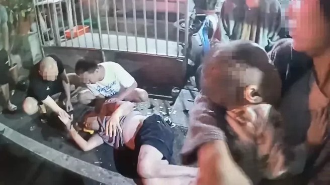 王男当时抱孙子在门口聊天，遭酒驾男子撞击，爷孙俩人送医后都在加护病房持续治疗。（翻摄画面）