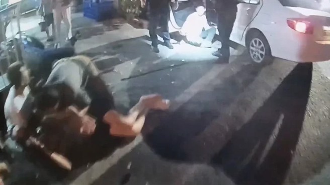 酒驾的叶男被邻居抓下车，完全不知道自己闯下大祸。（翻摄画面）