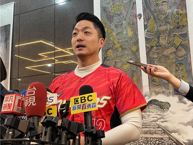 味全龙职业棒球队于2023年台湾大赛中夺得中华职棒总冠军，味全龙26日办感谢活动，自天母棒球场游行至台北市政府，身为资深龙迷的台北市长蒋万安也恭喜球队，并感到光荣和兴奋。（刘彦宜摄）