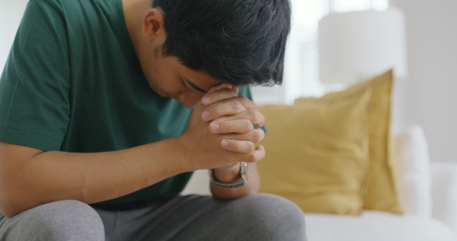 一位男子凌晨走在小巷子遇到女学生，没想到对方马上吓到逃跑。（示意图／shutterstock）