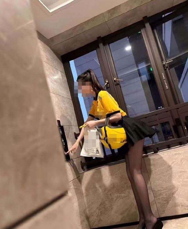 大陆网红「小逗逗」冒充外送员摆拍。（图／翻摄自微博）