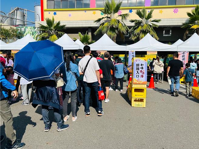 台南2023国产牛肉行销活动26日在善化啤酒厂登场，吸引民眾大排长龙。(台南市政府提供／曹婷婷台南传真)
★《中时新闻网》关心您：饮酒过量，有碍健康。酒后不开车，安全有保障！
