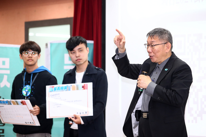 民眾党总统参选人柯文哲（右）26日出席「眾青开讲」活动。（邓博仁摄）