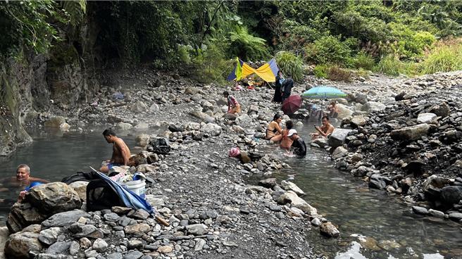 宜兰县大同乡拥有得天独厚的地理环境，其自然形成的芃芃野溪温泉号称全台品质最好的温泉。（民眾提供／吴佩蓉宜兰传真）