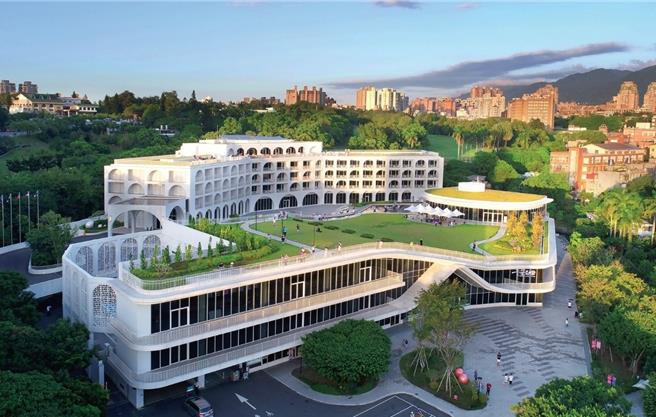 淡水河畔最美酒店推出友善乐龄族群的住宿及餐饮优惠，加上周围古蹟景点皆开放65岁以上长者免费入场，适合全家大小来趟「舒活养生乐旅行」。（将捷金郁金香酒店提供）