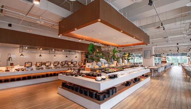 「河畔餐厅」推出65岁以上长者用餐享85折优惠，希望打造友善乐龄环境，让年长者乐享生活。（将捷金郁金香酒店提供）