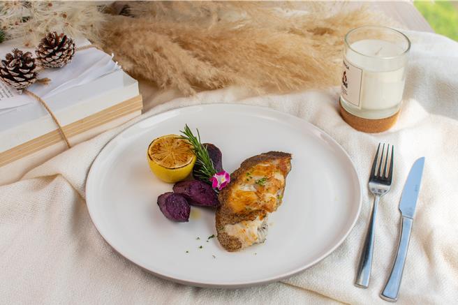 「河畔餐厅」主厨团队研发菜色，规划出乐龄菜单，推出「格陵兰扁鳕」，鱼肉细致鱼肉、丰富营养，适合乐龄族群享用。（将捷金郁金香酒店提供）