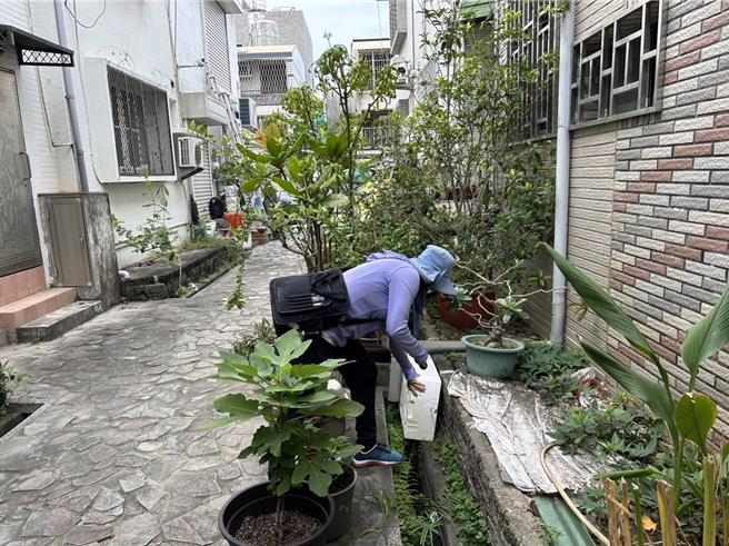 台南本土登革热累计已达2万1051例，好消息是26日只新增25例，是这3个月的来新低纪录。(台南市卫生局提供／曹婷婷台南传真)