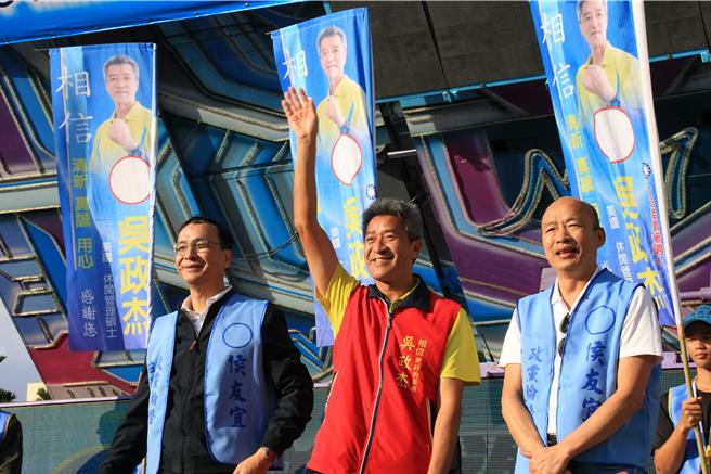 国民党澎湖地区总统和立委候选人联合竞选总部26日成立，党主席朱立伦（左）和不分区立委排名第一的高雄市前市长韩国瑜（右），联袂快闪澎湖，帮立委提名人吴政杰（中）造势。（许逸民摄）