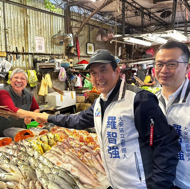 前总统马英九(中)26日陪同国民党大安区立委参选人罗智强(右)前往大安区的市场逐摊拉票。(摘自罗智强脸书)
