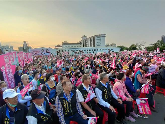 民进党总统参选人赖清德、台中七选区立委何欣纯太平联合竞选总部26日下午成立，涌入4000位乡亲支持。（潘虹恩摄）