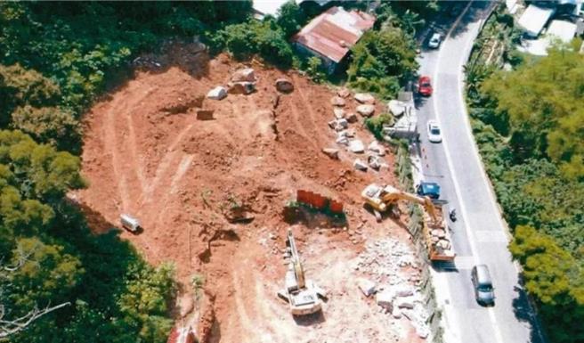 台北市议员林杏儿日前揭露，前宽频房讯总经理游世一涉嫌「假农舍，真豪宅」，在阳明山违法兴建豪宅，藉兴建农舍之名，行炒地之实，更质疑若转手预估获利高达27亿元，要求台北市政府落实农地农用。(黄敬文翻摄)