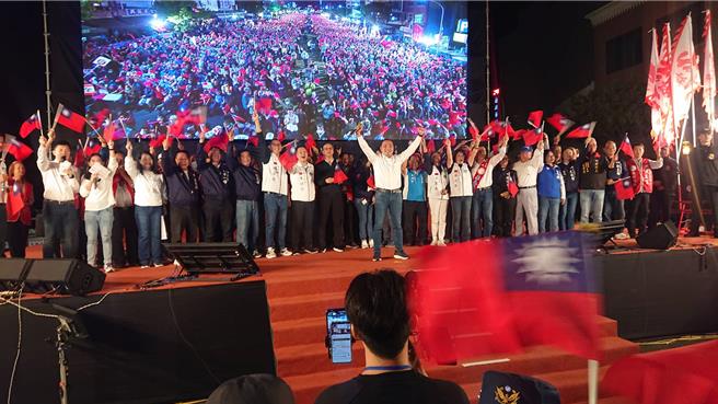 国民党总统候选人侯康配26日在台南市海安路举办全台首场造势晚会，国民总统候选人侯友宜（中）一出场全场欢呼。（程炳璋摄）