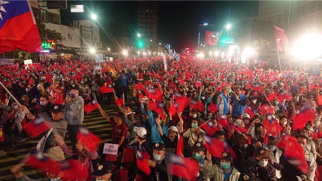 国民党总统候选人侯康配全台首场万人造势，26日直捣深绿选区的台南市，现场人山人海，台下群眾挥动国旗高喊冻蒜。（程炳璋摄）