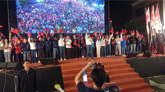 国民党总统候选人侯康配26日在台南市海安路举办全台首场造势晚会，国民党总统候选人侯友宜高举右手演说激起群眾热情欢呼。（程炳璋摄）