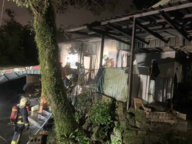 消防队在现场不断射水扑灭火势。（消防局提供）