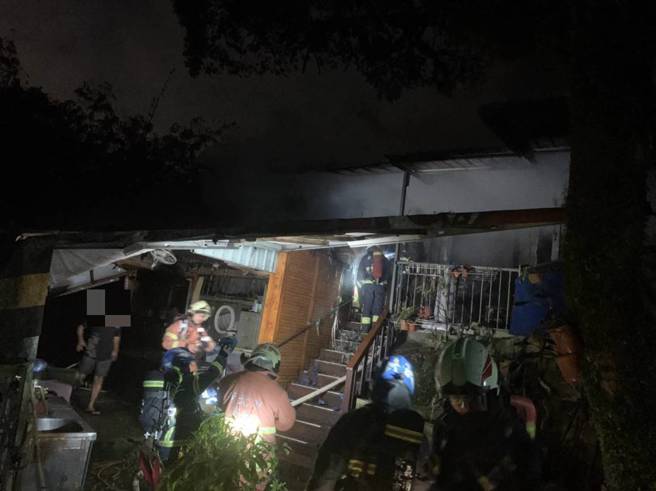 消防队在现场不断射水扑灭火势。（消防局提供）