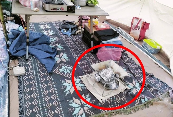 母女同住的帳棚內，可以明顯看到取暖的炭盆。（翻攝畫面）