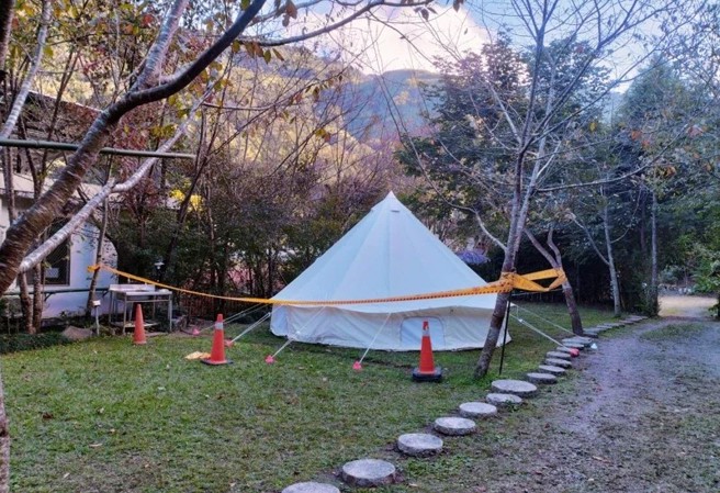 母女露營的帳篷，警方已經圍起封鎖線。（翻攝畫面）