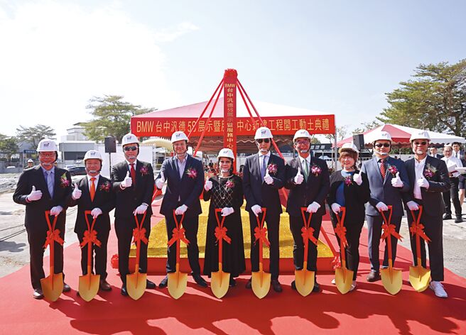 BMW Group台港澳执行董事Frederic Bottlang博朗瑞（左四）、汎德永业汽车董事长唐慕莲（左五）、汎德永业汽车总经理杜黄旭（右五）、BMW总代理汎德总经理李昀洁（右三），出席BMW台中汎德5S展示暨服务中心动土典礼。图／汎德公司提供