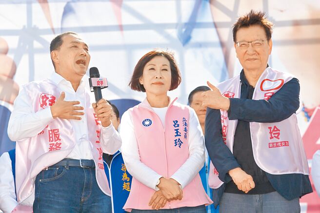 國民黨總統參選人侯友宜（左）及副總統參選人趙少康（右），25日出席桃園市立委參選人呂玉玲（中）聯合競總成立大會，侯友宜呼籲支持者用選票下架民進黨。（范揚光攝）