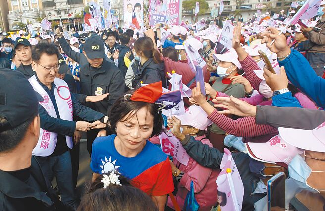 国民党副总统参选人赵少康（左）25日出席桃园市立委参选人吕玉玲联合竞总成立大会，支持民眾争相上前握手致意。（范扬光摄）