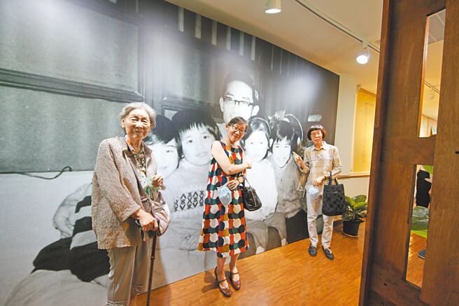 詩人余光中的夫人范我存（左一）2021年於《無鞍騎士頌》特展，與女兒余季珊（中）、余幼珊與舊照合影。（取自中山新聞／李怡芸台北傳真）