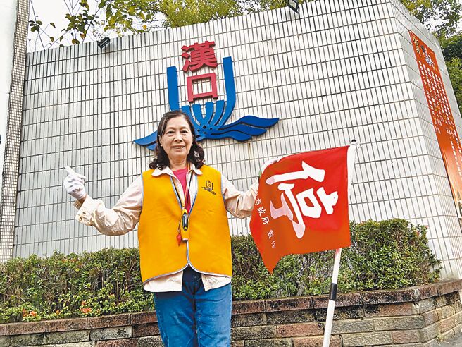 范莲娇担任台中市汉口国中导护志工32年，今年获交通部颁发「金安奖」荣誉。（台中市政府提供／张亦惠台中传真）