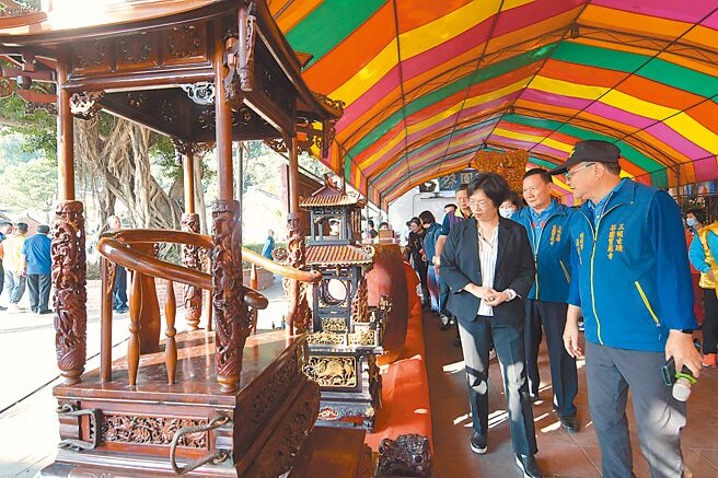 彰化县芬园乡举办奉祀老大妈300年庆系列活动，彰化县长王惠美（左）25日在宝藏寺管委会主委张协章（中）与总干事吴明苍（右）带领下参观古文物展示。（彰化县政府提供／孙英哲彰化传真）