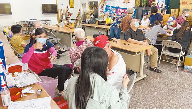 卫生所医师荒，台南市37区卫生所目前有10所没有医师。图为卫生所服务民眾施打疫苗。（台南市卫生局提供／曹婷婷台南传真）