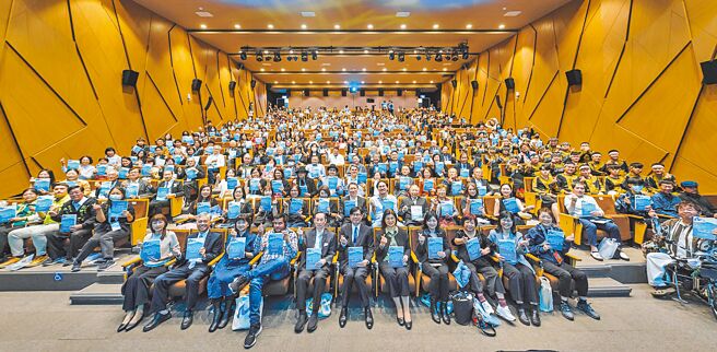 高雄世界詩歌節暌違18年重新啟動，25日在市立圖書館總館揭開序幕，共有12國、63位詩人應邀，共同為世界詩歌節創作，此次主題為「詩與世界的距離」，盼能透過不同語言的詩歌朗讀接軌國際。（高雄市文化局提供／楊舒婷高雄傳真）