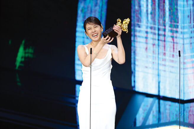 方志友25日上台领奖笑开怀。◎摄影中心：陈俊吉、罗永铭、粘耿豪、杜宜谙