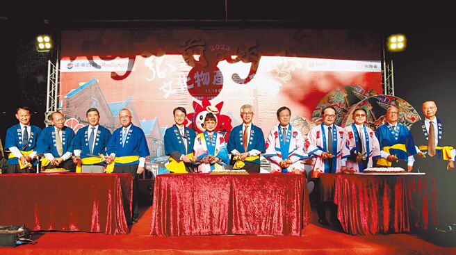 日本弘前市樱田弘市长、远百徐雪芳总经理（左六）及嘉宾们参与「2023年日本青森县弘前○函馆文化物产嘉年华」开幕活动。（远百提供）