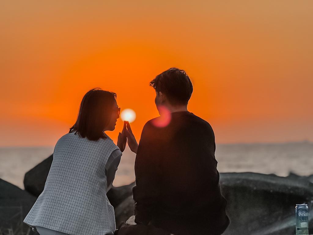 民眾在赤崁海濱欣賞無敵夕陽美景。（圖片來源：高雄市觀光局提供）